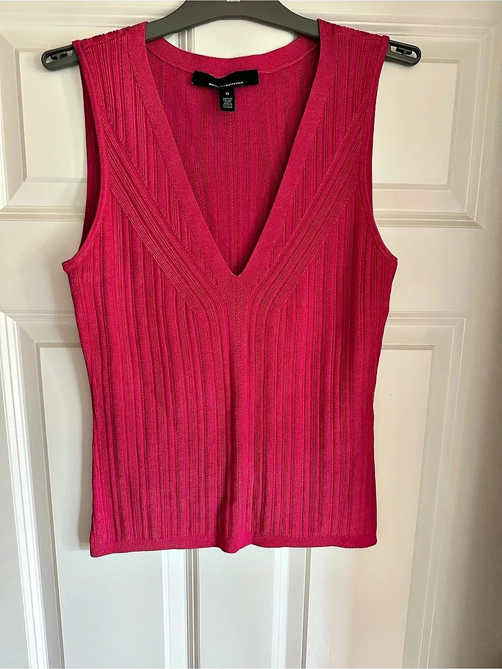 White House Black Market Pleated V-Neck Tank in Pink Size Medium Like New